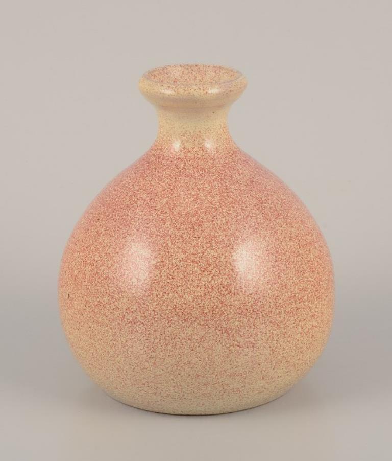 European Studio Ceramist.
Unique ceramic vase, round shape. 
Glaze in shades of yellow-brown.
Approximately 1980s.
Signed JHD.
Dimensions: H 15.0 cm. x 13.0 cm.
