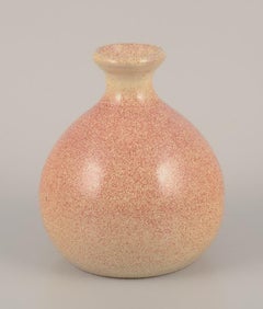Europäischer Studio-Keramiker. Keramikvase in runder Form. 1980er Jahre