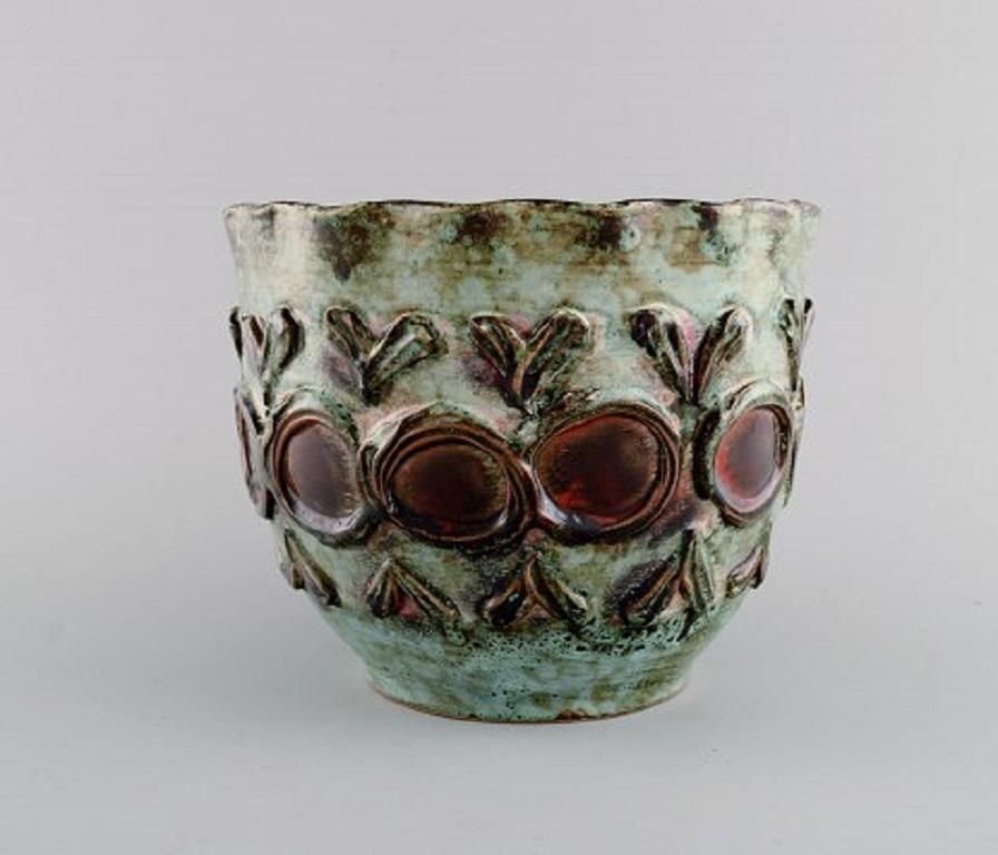 European studio ceramist. Flowerpot cover in glazed ceramics. 1960s / 70s.
Measures: 18 x 15 cm.
In excellent condition.