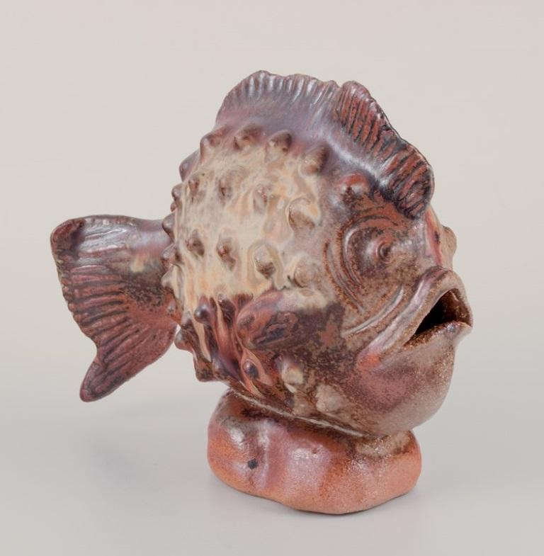 Céramiste d'atelier européen.
Grande figure en céramique d'un poisson
Glaçage dans des tons brunâtres.
Vers 1970.
Non marqué.
Parfait état.
Dimensions : L 20,0 cm. x H 17,0 cm : L 20.0 cm. x Hauteur 17.0 cm.





