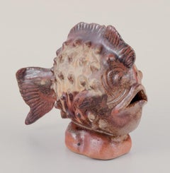 Ceramista di studio europeo. Grande figura di pesce in ceramica.