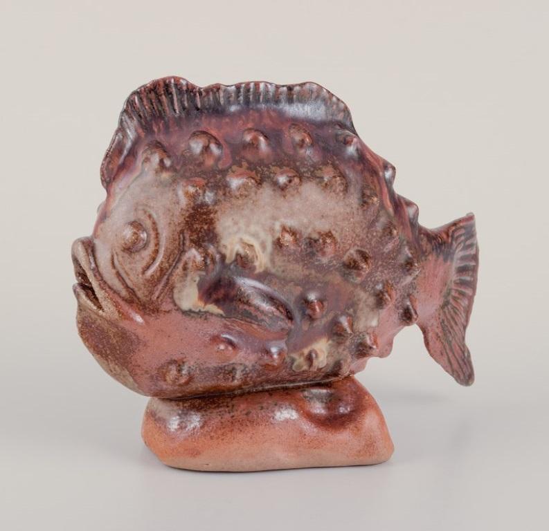 Inconnu Céramiste d'atelier européen. Grande figure en céramique d'un poisson en vente