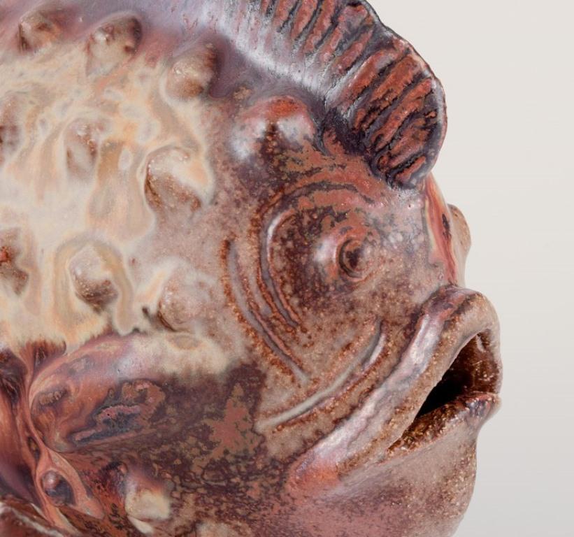 Fin du 20e siècle Céramiste d'atelier européen. Grande figure en céramique d'un poisson en vente