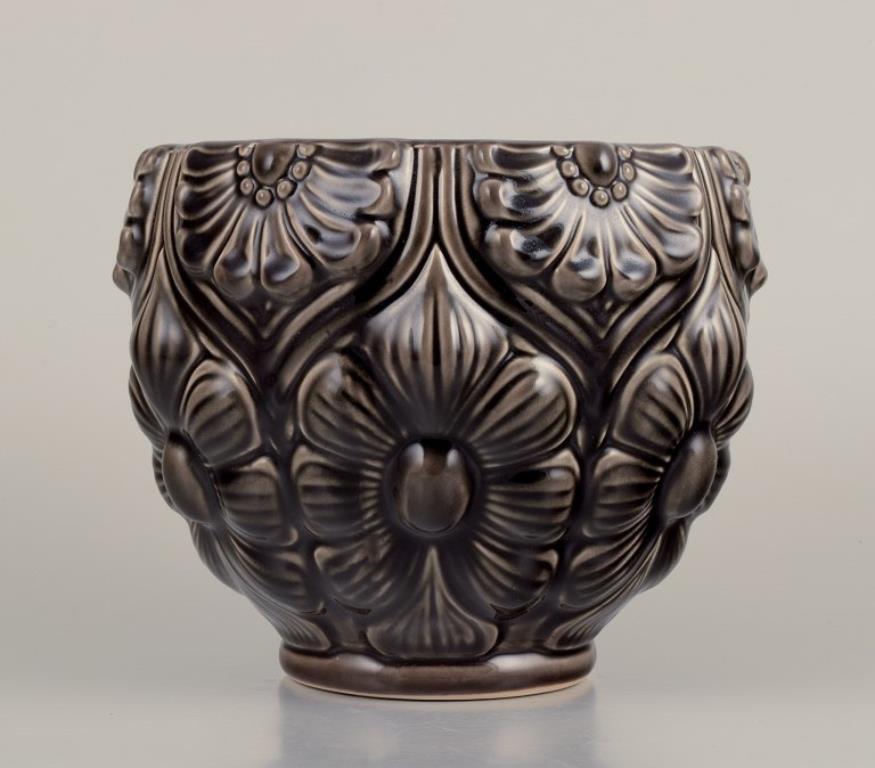 Ceramista di studio europeo.
Portavaso grande in ceramica.
Smaltato nei toni del nero.
Forma organica con motivi floreali.
Fine del XX secolo.
Condizioni perfette.
Dimensioni: Diametro 21,0 cm x H. 17,0 cm.