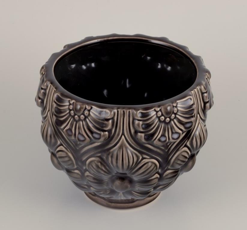 Sconosciuto Ceramista di studio europeo. Portavaso grande in ceramica. Smaltato nei toni del nero in vendita
