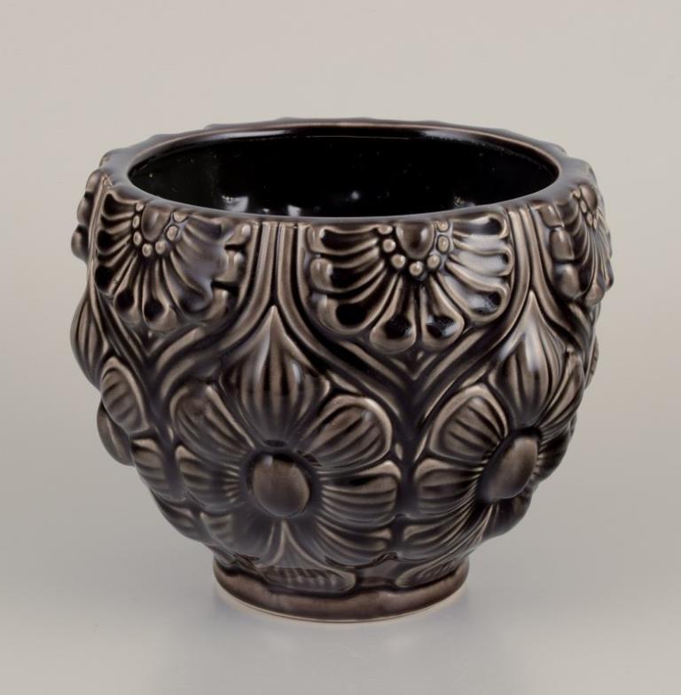 Ceramista di studio europeo. Portavaso grande in ceramica. Smaltato nei toni del nero In condizioni ottime in vendita a Copenhagen, DK