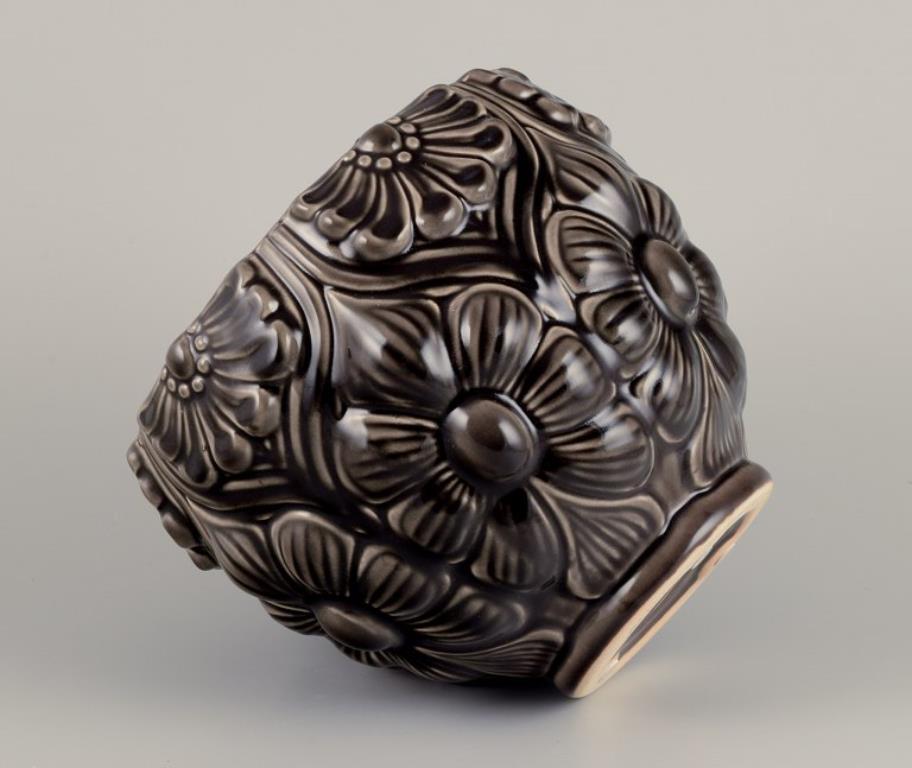XX secolo Ceramista di studio europeo. Portavaso grande in ceramica. Smaltato nei toni del nero in vendita