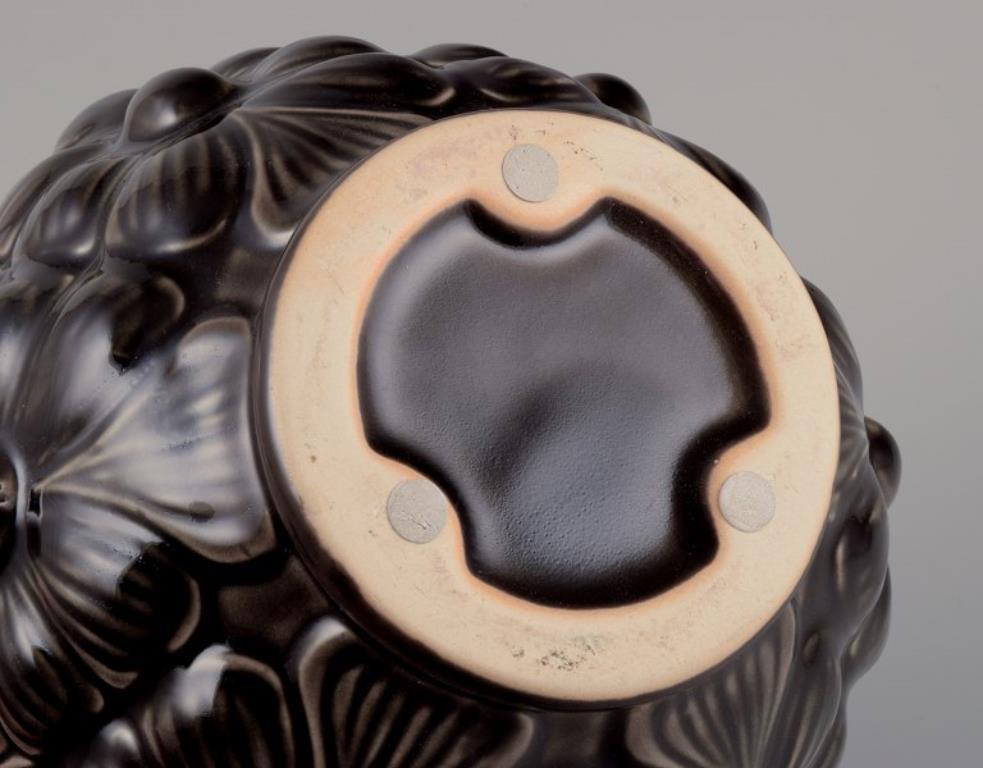 Ceramista di studio europeo. Portavaso grande in ceramica. Smaltato nei toni del nero in vendita 1