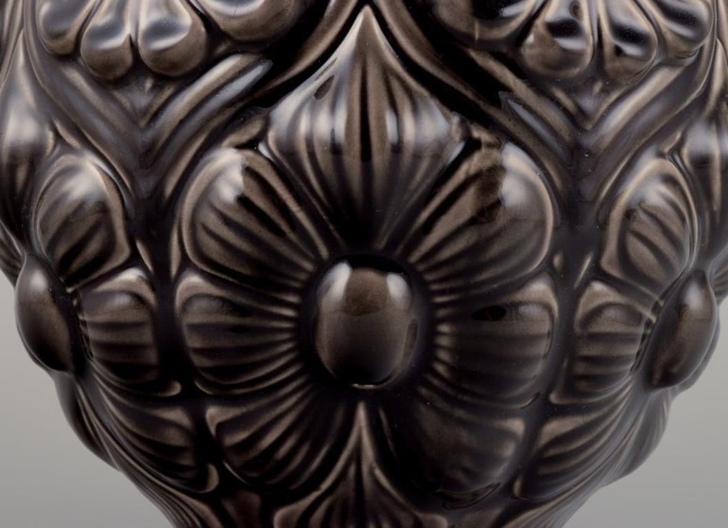 Ceramista di studio europeo. Portavaso grande in ceramica. Smaltato nei toni del nero in vendita 2