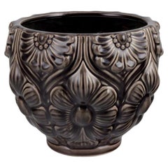 Europäischer Studio-Keramiker. Großer Blumentopfhalter aus Keramik. In Schwarztönen glasiert
