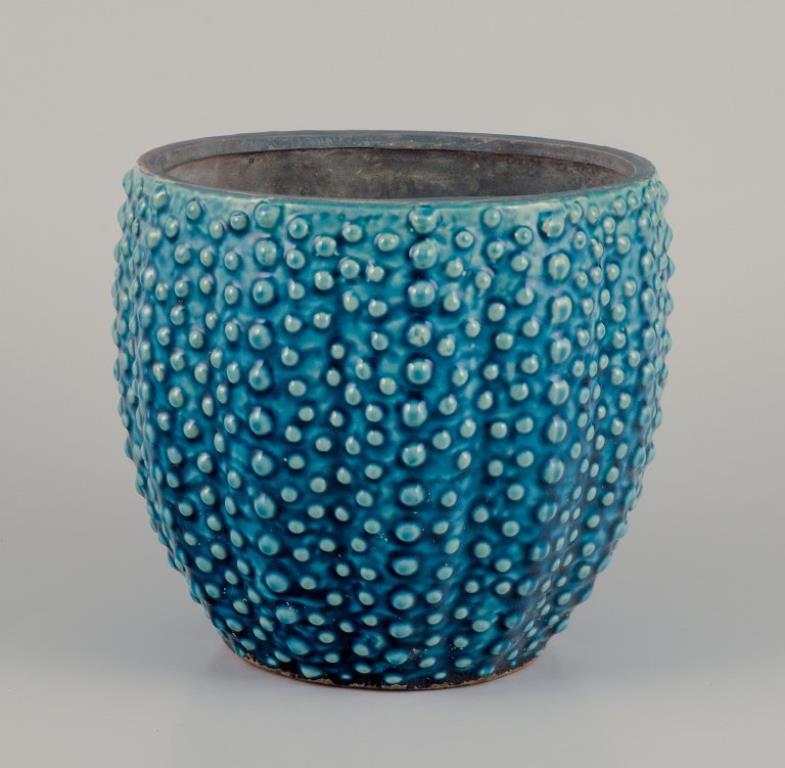 Céramiste d'atelier européen.
Grand porte-pot de fleurs en céramique.
Glaçure turquoise.
Conçu avec des points.
Fin du 20e siècle.
Parfait état.
Dimensions : Diamètre 18,0 cm x hauteur 16,5 cm.