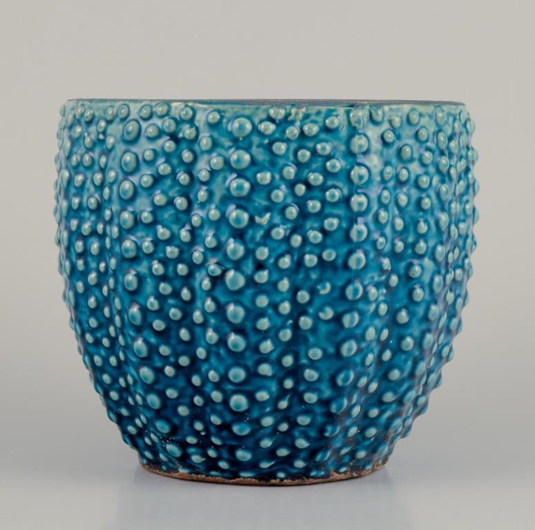 Inconnu Céramiste d'atelier européen. Grand porte-pot de fleurs en céramique. Glaçure turquoise. en vente