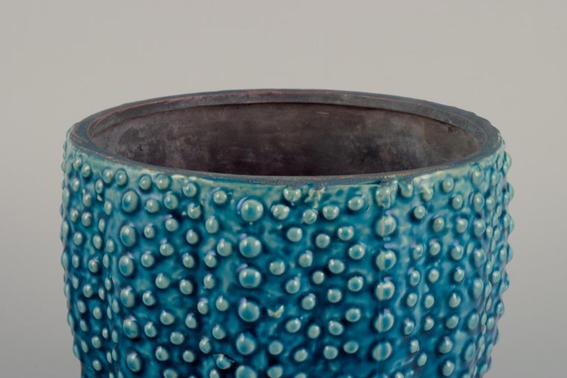 Vernissé Céramiste d'atelier européen. Grand porte-pot de fleurs en céramique. Glaçure turquoise. en vente