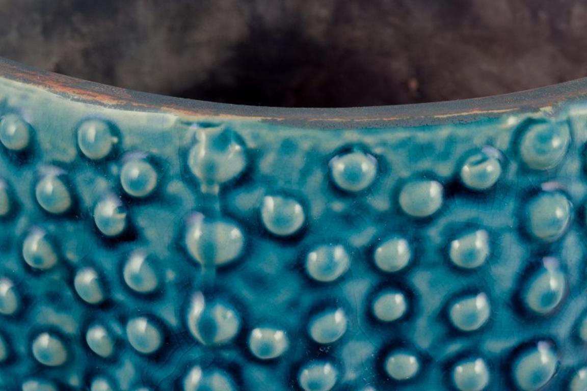 20ième siècle Céramiste d'atelier européen. Grand porte-pot de fleurs en céramique. Glaçure turquoise. en vente