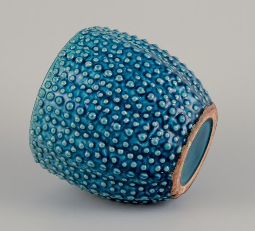 Céramique Céramiste d'atelier européen. Grand porte-pot de fleurs en céramique. Glaçure turquoise. en vente