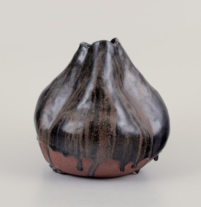 Ceramista de taller europeo. Gran jarrón de cerámica único. Forma orgánica. Desconocido en venta