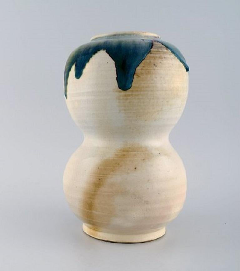 European studio ceramist. Large unique vase in glazed ceramics. The beautiful green-blue glaze on a cream background, 1980s.
Measures: 25 x 16 cm.
In very good condition.