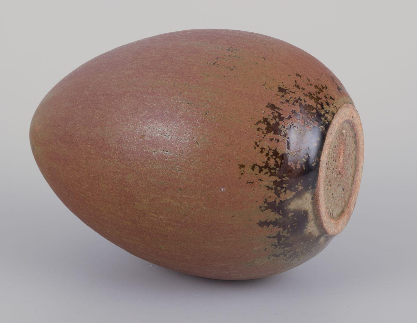 European studio ceramist. Sculpture in the shape of an egg in ceramic In Excellent Condition For Sale In København, Copenhagen