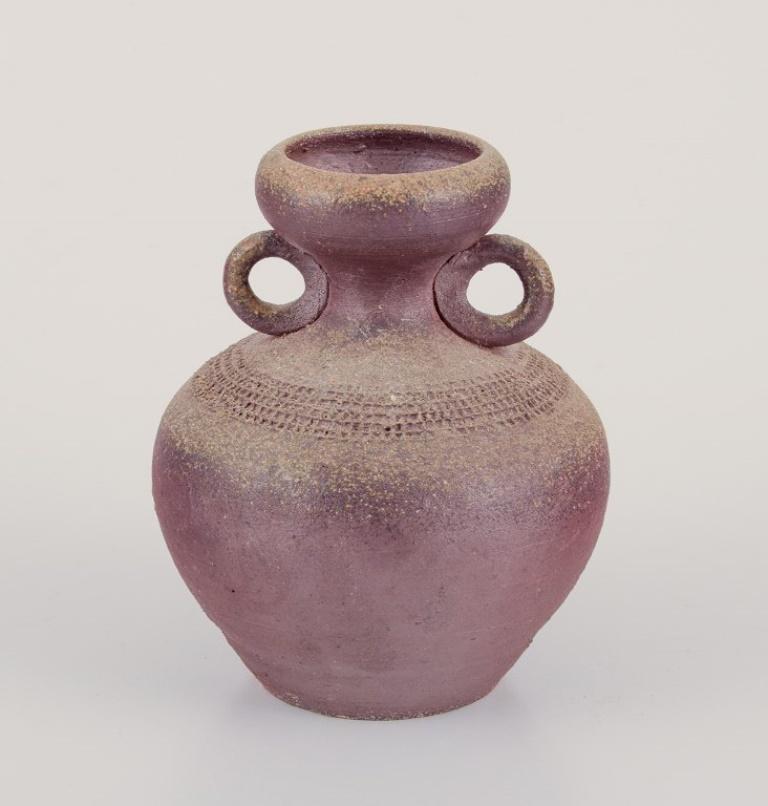 Ceramista di studio europeo.
Tre vasi in argilla chamotte.
Metà del XX secolo.
Senza segno.
Condizioni perfette.
Altezza massima: 22,0 cm. x 12,0 cm. di diametro.
Più basso: Altezza 10,0 cm. x diametro 8,0 cm.

