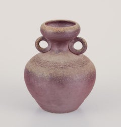 Ceramista di studio europeo. Tre vasi in argilla chamotte. Metà del XX secolo.