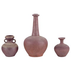 Ceramista de taller europeo. Tres jarrones de barro chamota. Mediados del siglo XX