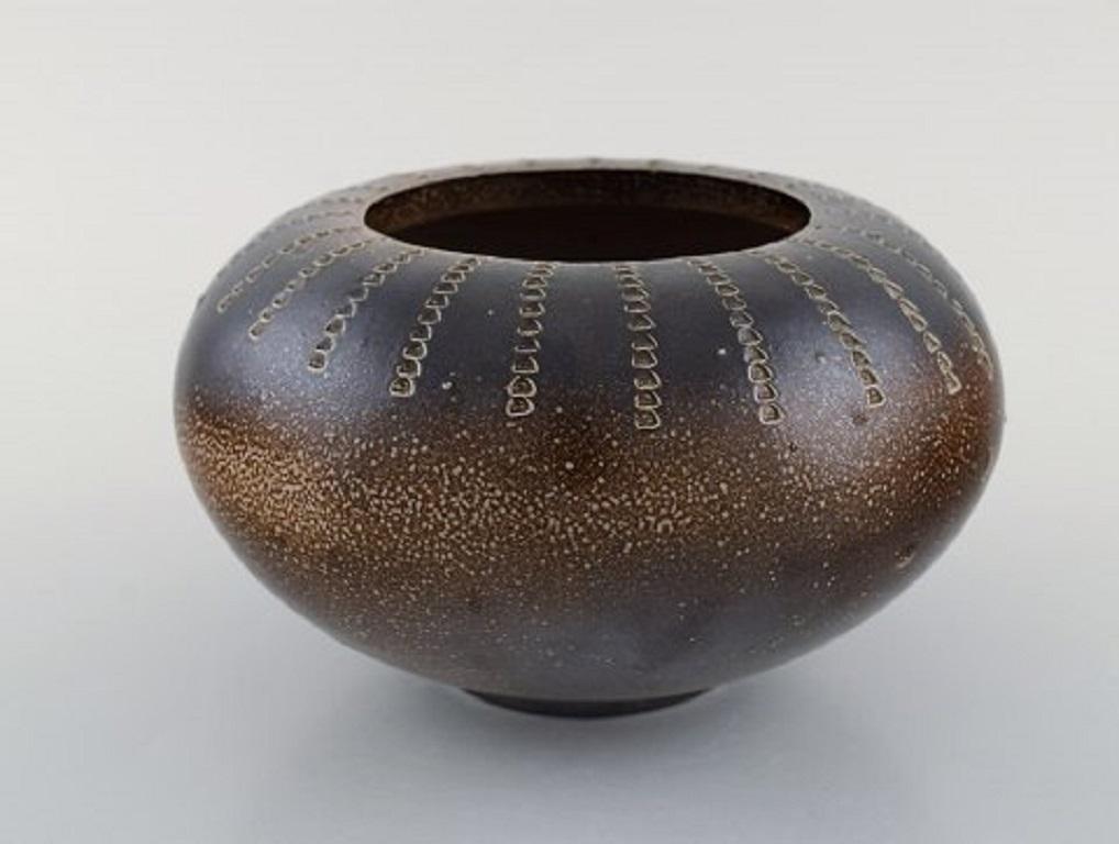 European studio ceramist. Unique vase in glazed ceramics with grooved design, 1970s.
Measures: 19 x 11.5 cm.
In very good condition.
Signed.