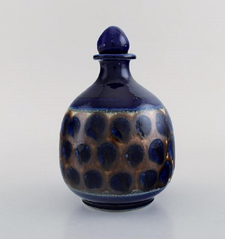 European studio ceramist. Unique carafe in glazed ceramics, 1980s.
Measures: 18 x 12 cm.
In very good condition.
Signed.