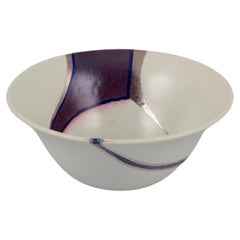 Studio ceramista europeo, ciotola in ceramica unica. Smalto di ferro. Fine del XX secolo.