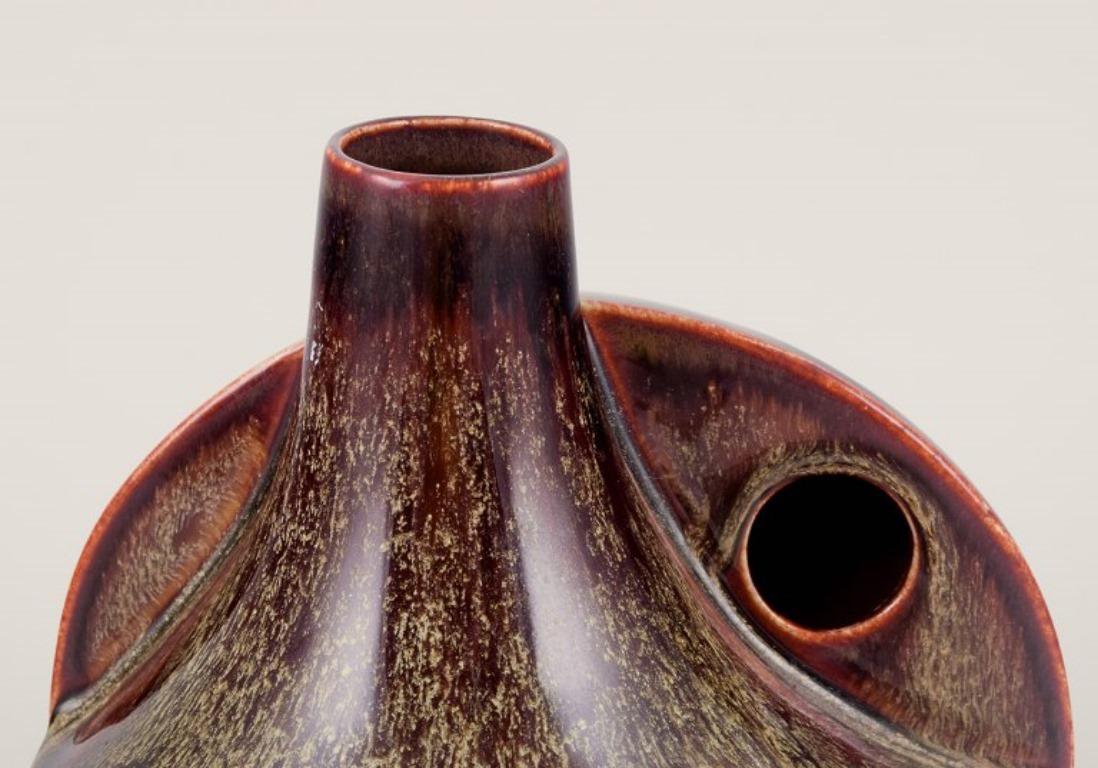 Europäischer Studio-Keramiker. Einzigartige Keramikvase mit gesprenkelter Glasur in Brauntönen im Zustand „Hervorragend“ im Angebot in Copenhagen, DK