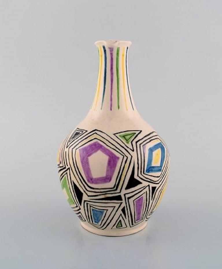 Europäischer Studio-Keramiker. Einzigartige Kanne mit Henkel aus glasierter Keramik. Datiert 1957.
Maße: 19,5 x 12 cm.
In sehr gutem Zustand.
Unterschrieben.