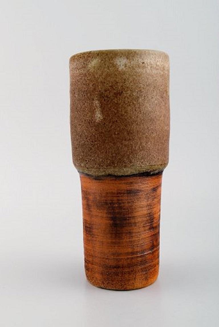 European studio ceramist. Unique vase in glazed ceramics. Beautiful glaze in light brown shades, 1960s-1970s.
Measures: 21 x 9 cm.
In excellent condition.
Stamped.