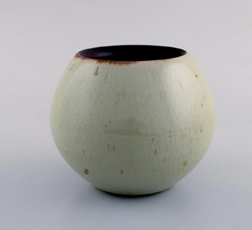 European studio ceramist. Unique vase in glazed ceramics. Beautiful crackled glaze in light earth shades, 1980s.
Measures: 14 x 11.2 cm.
In very good condition.
Signed.