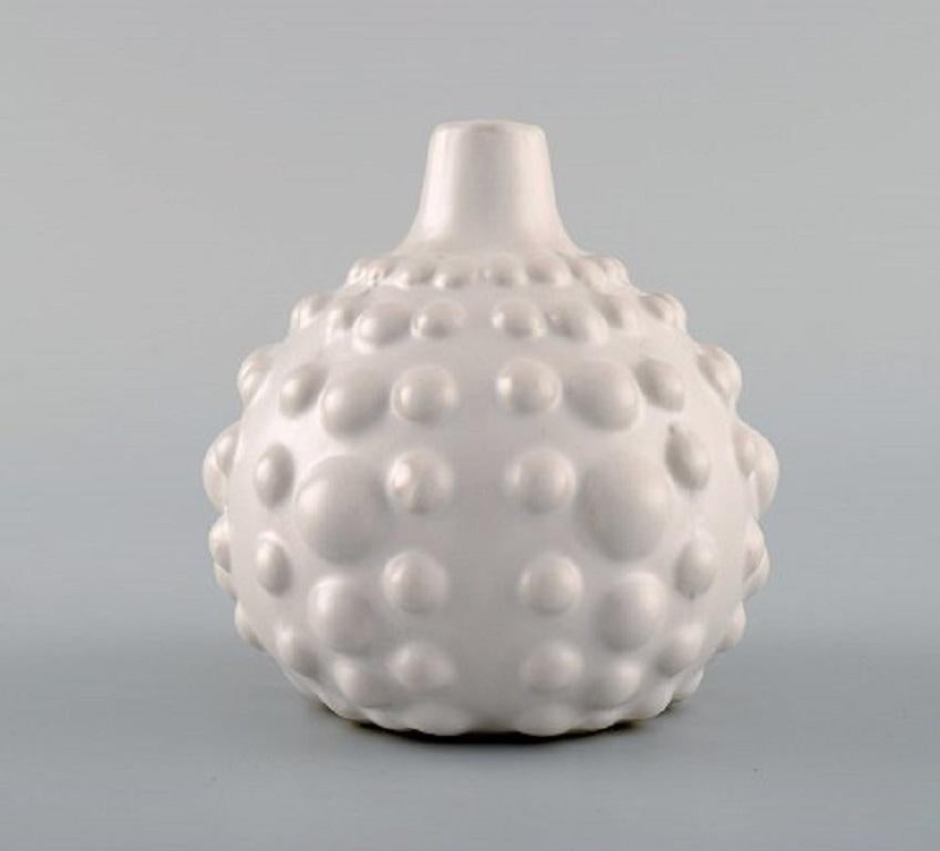 European studio ceramist. Unique vase in white glazed ceramics, 1980s.
Measures: 9 x 9 cm.
In very good condition.