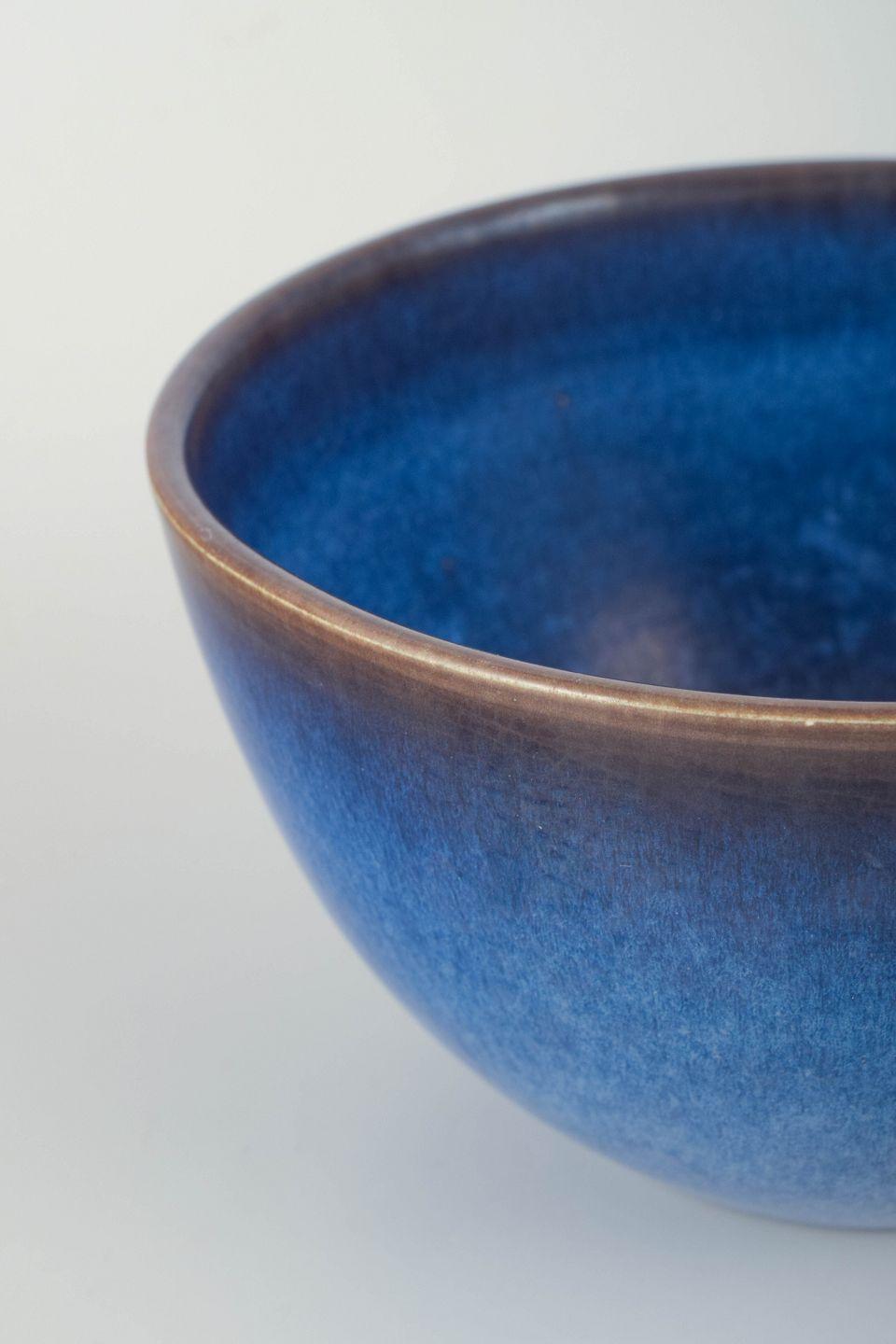Smaltato European Studio Potter. Ceramic bowl with deep blue glaze. Ca. 1970s in vendita