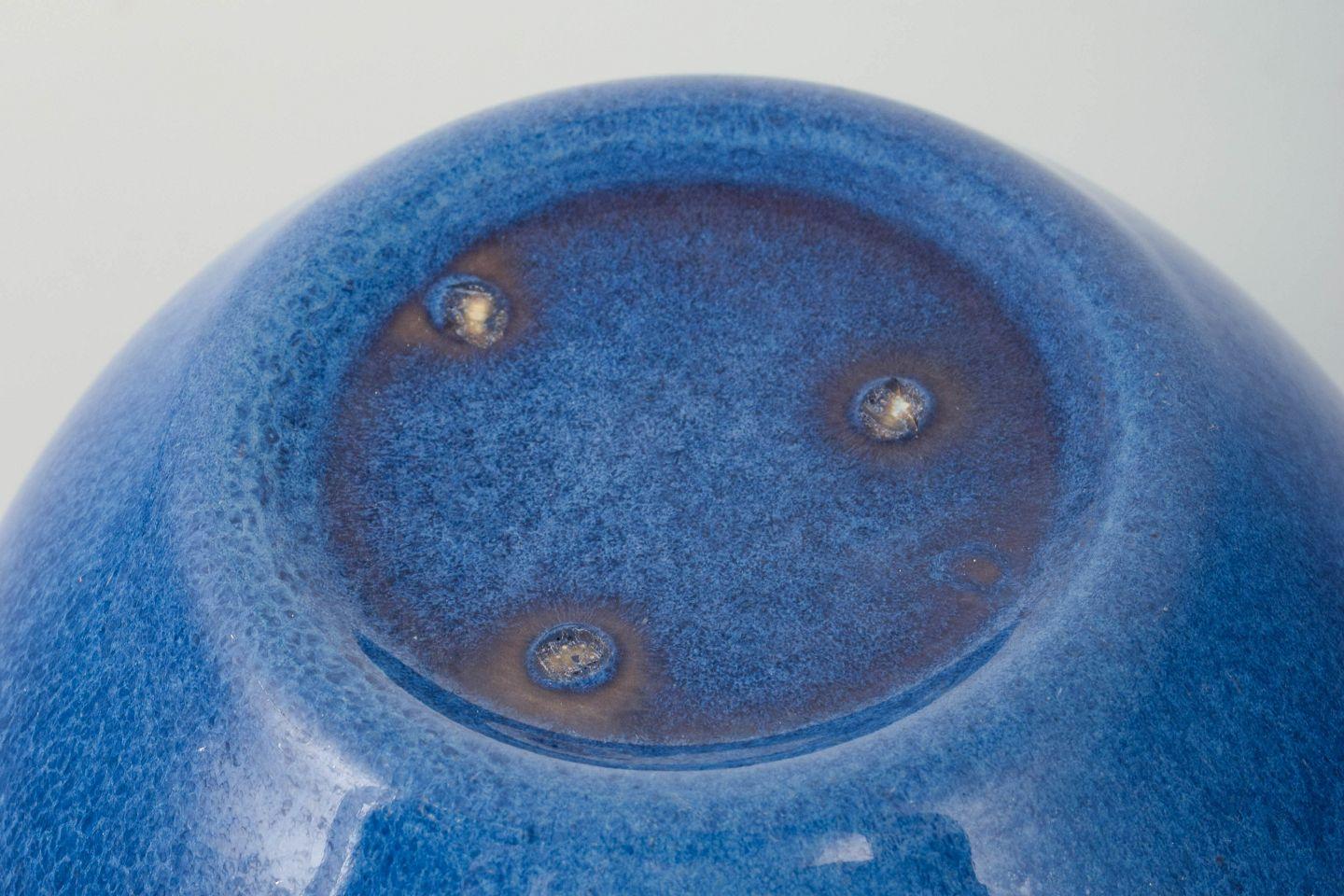 European Studio Potter. Ceramic bowl with deep blue glaze. Ca. 1970s In condizioni buone in vendita a København, Copenhagen