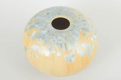 Europäisches Studio Potter. Vase aus Steingut in hellblauen und beigen Farbtönen.