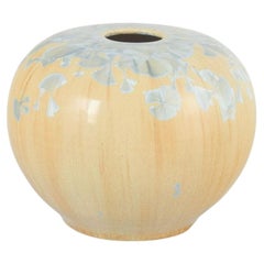 Europäisches Studio Potter. Vase aus Steingut in hellblauen und beigen Farbtönen.