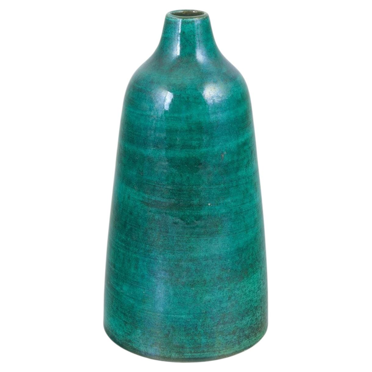 Potter Studio europeo. Vaso in gres con smalto verde smeraldo intenso. Anni '70 in vendita