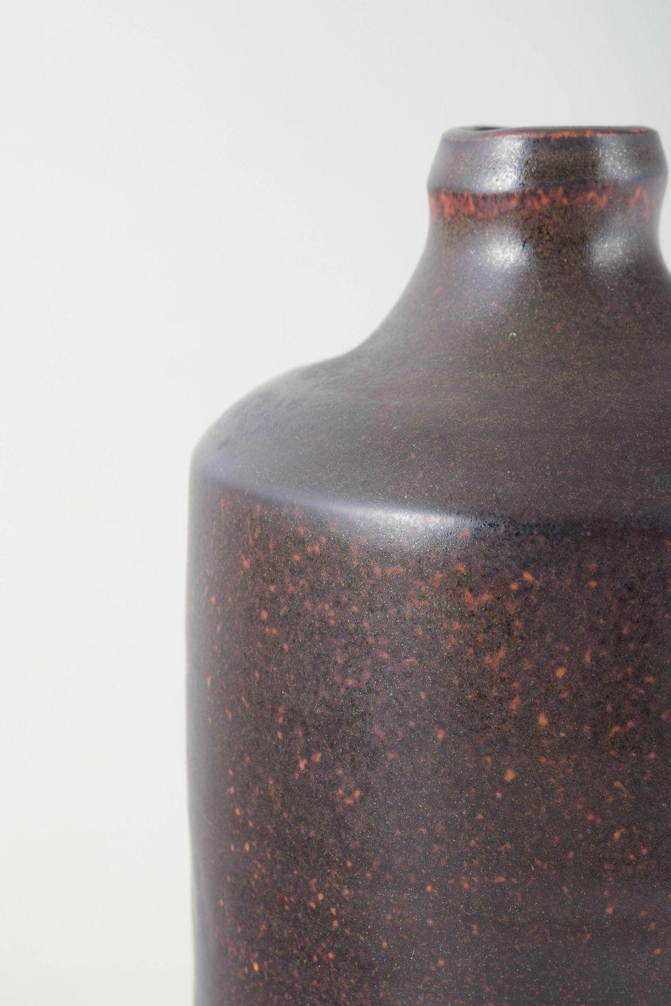 Europäischer Studiotöpfer. Hohe zylindrische Vase mit tiefvioletter Glasur. (Glasiert) im Angebot