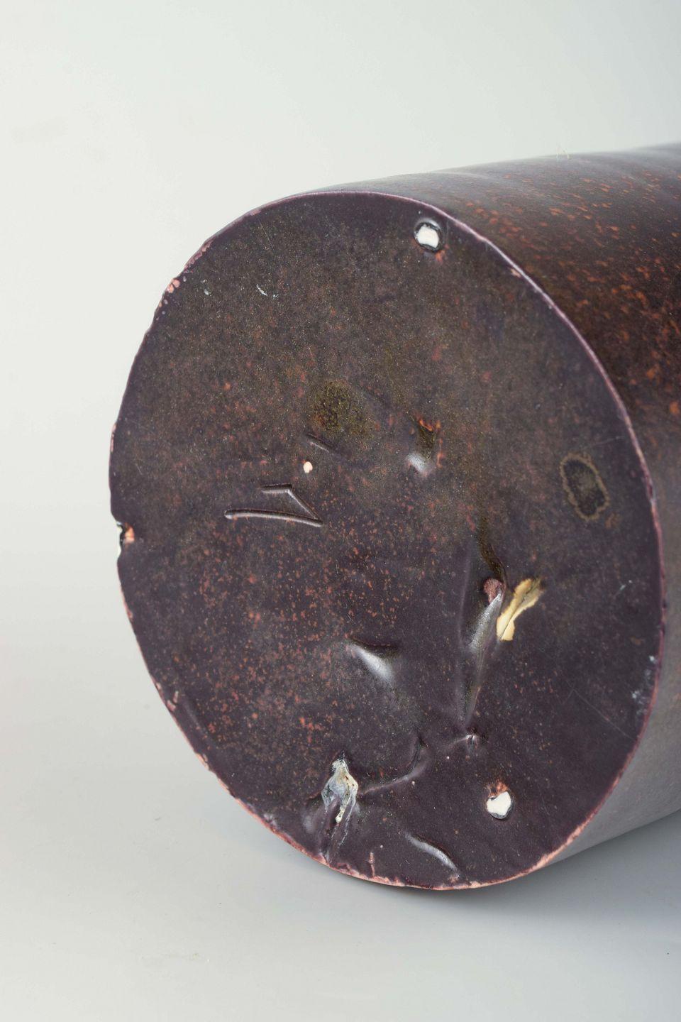 Europäischer Studiotöpfer. Hohe zylindrische Vase mit tiefvioletter Glasur. im Zustand „Hervorragend“ im Angebot in København, Copenhagen