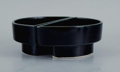 Le potier de studio européen. Bol unique en deux pièces en glaçure noire. Fin des années 1900.