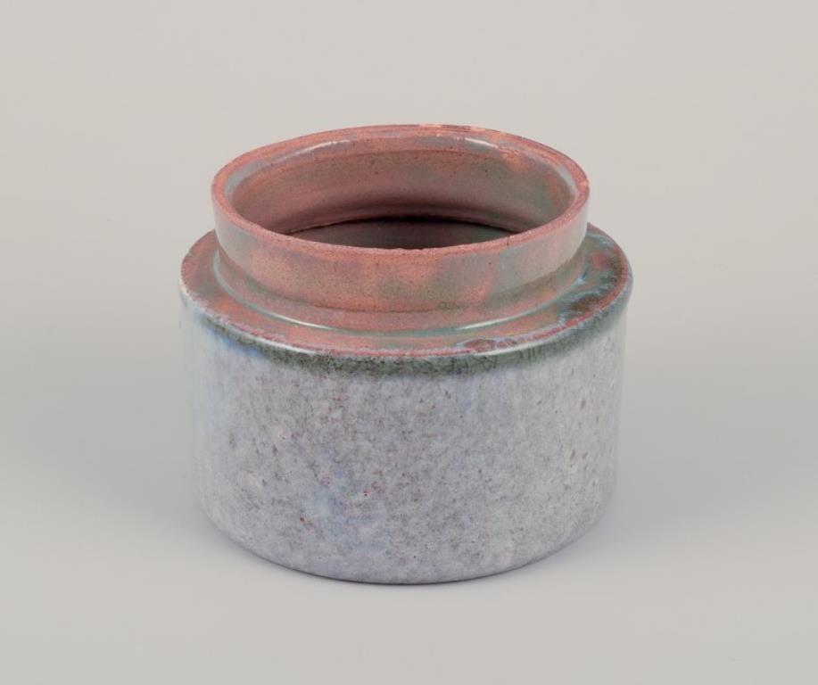 European studio potter. Two unique ceramic jars, one with a lid. In Excellent Condition For Sale In Copenhagen, DK