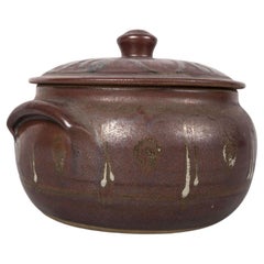 European Studio Pottery, Olla con tapa de esmalte rojo