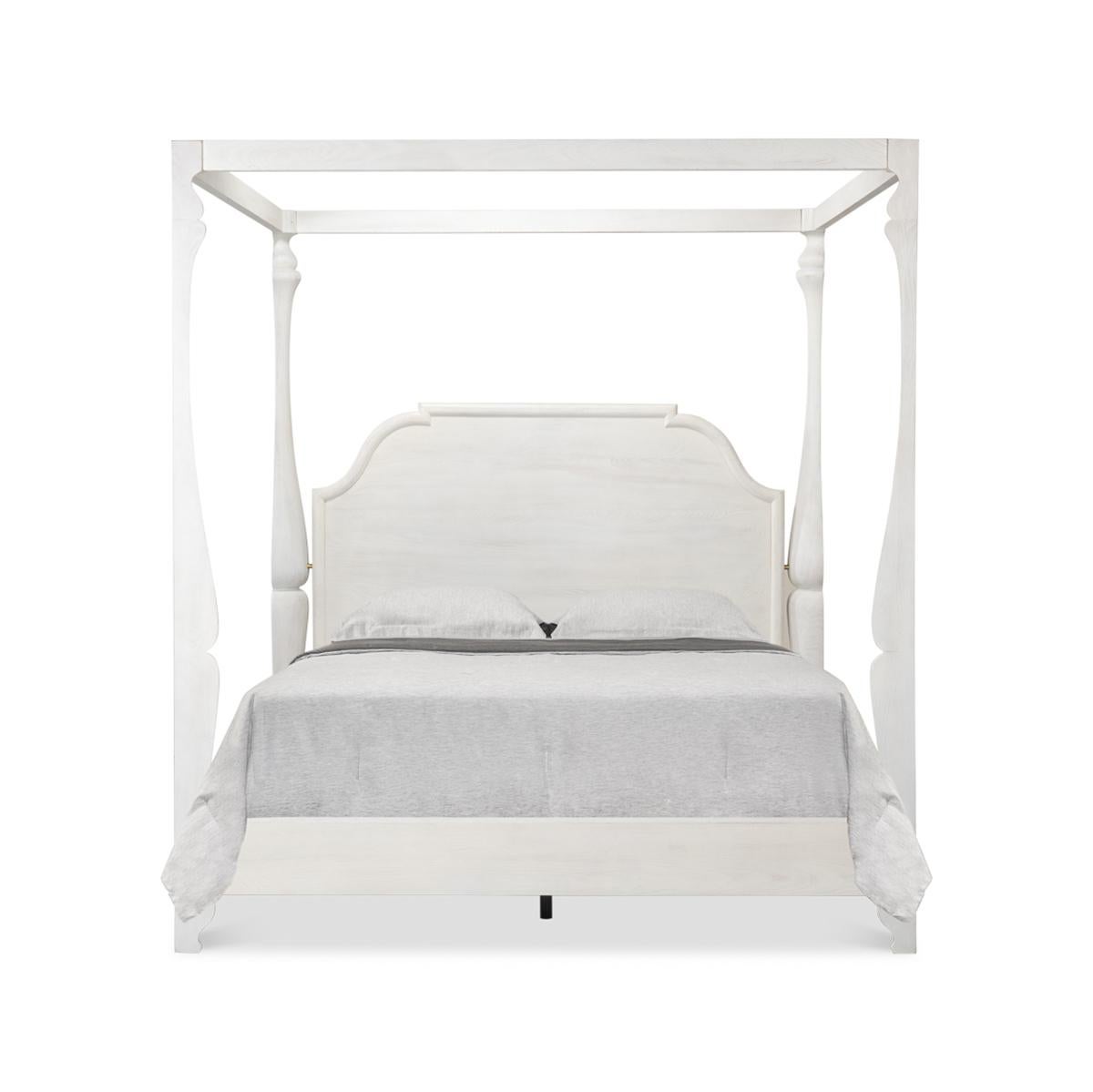 Un lit à baldaquin de style européen avec notre finition blanc bungalow. Ce lit présente de magnifiques montants sculptés en bois de hêtre et rehaussés de fer et de laiton. 

Dimensions : 89