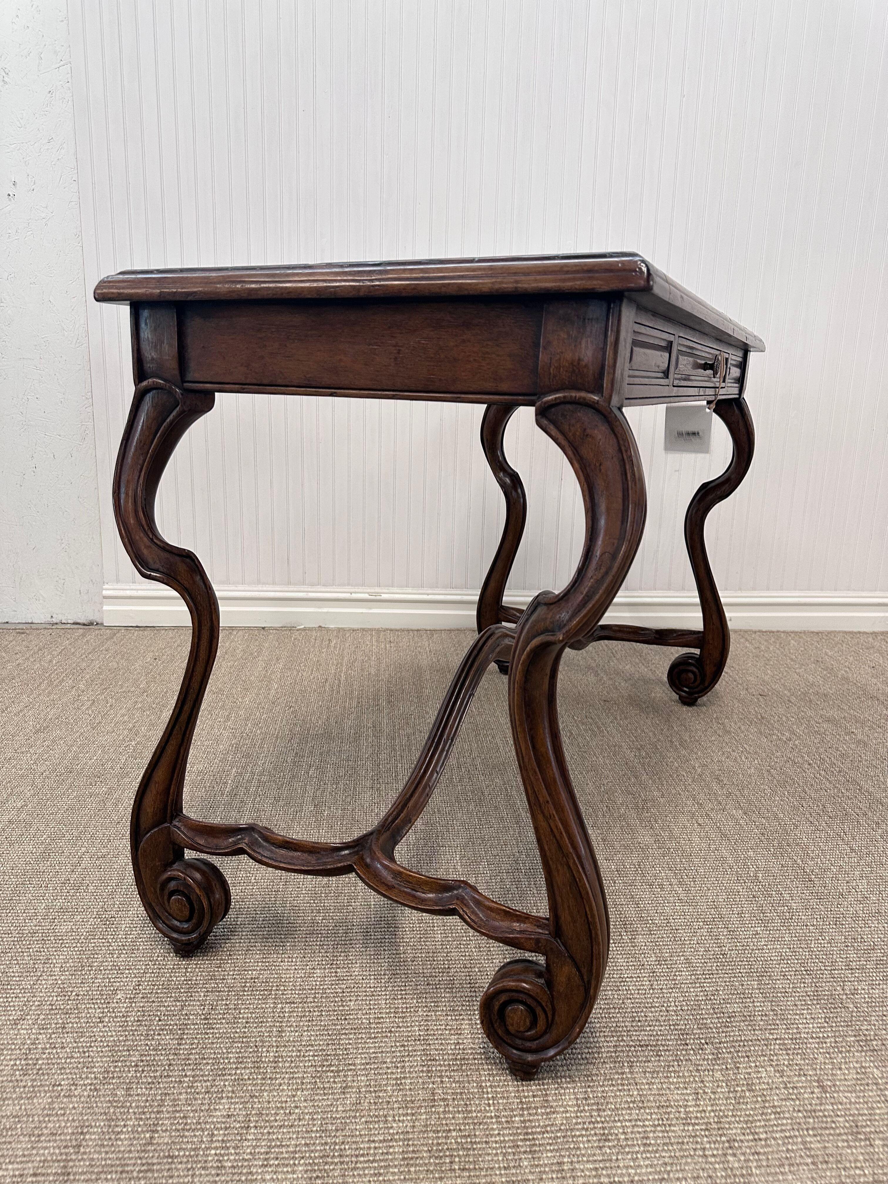 European Style Carved Walnut Writing Desk en venta 4