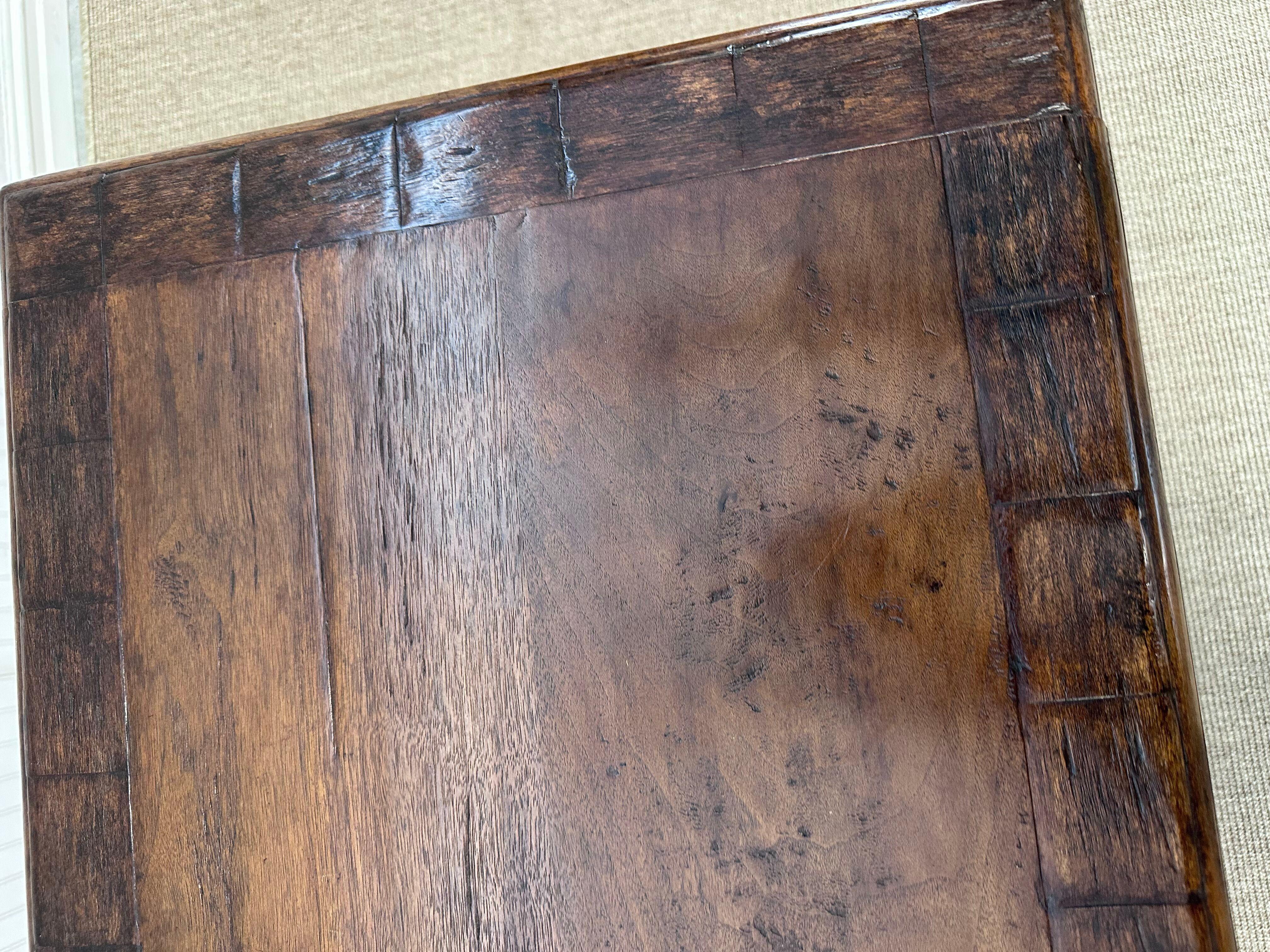 European Style Carved Walnut Writing Desk en venta 5