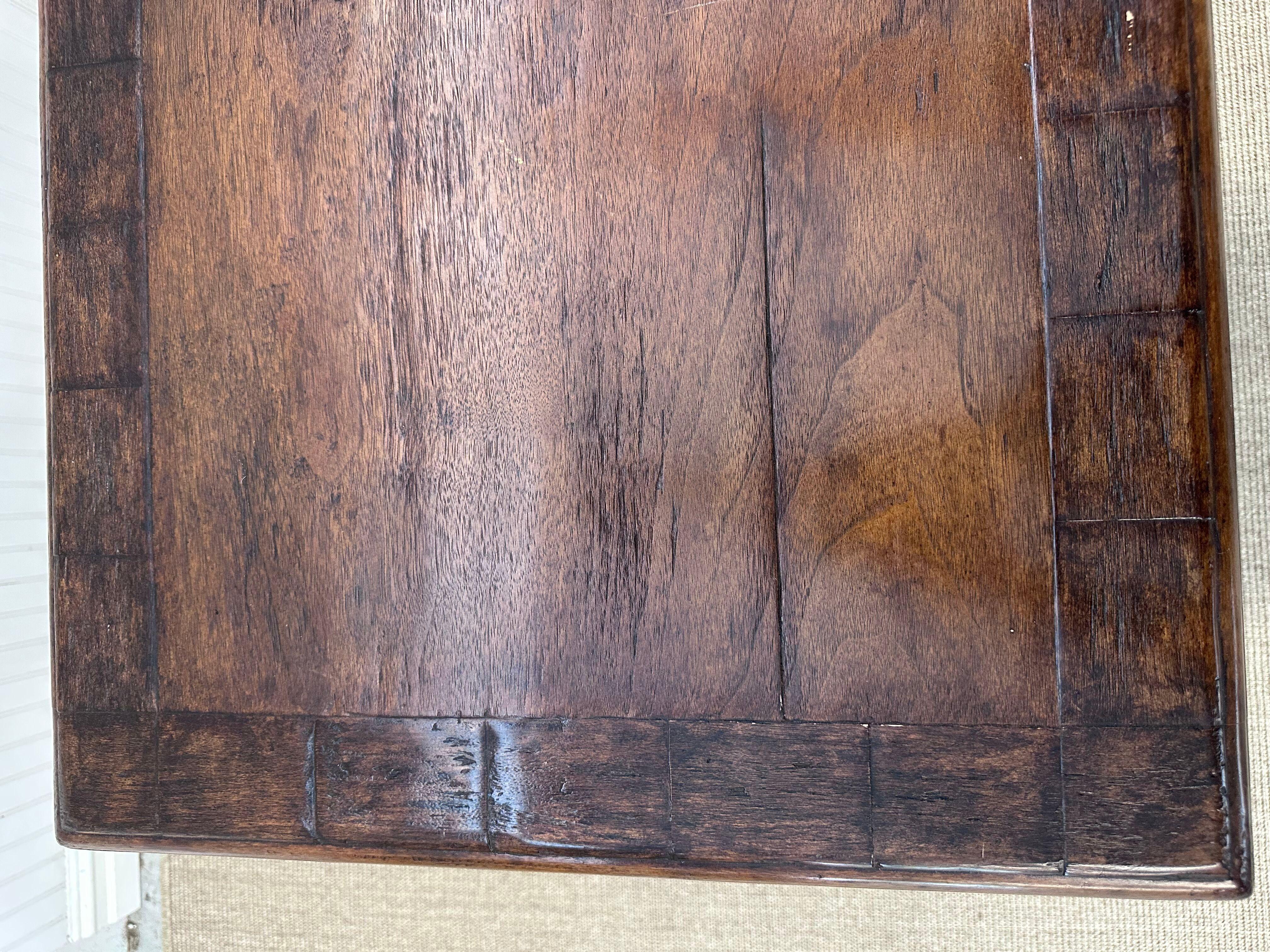 European Style Carved Walnut Writing Desk en venta 7
