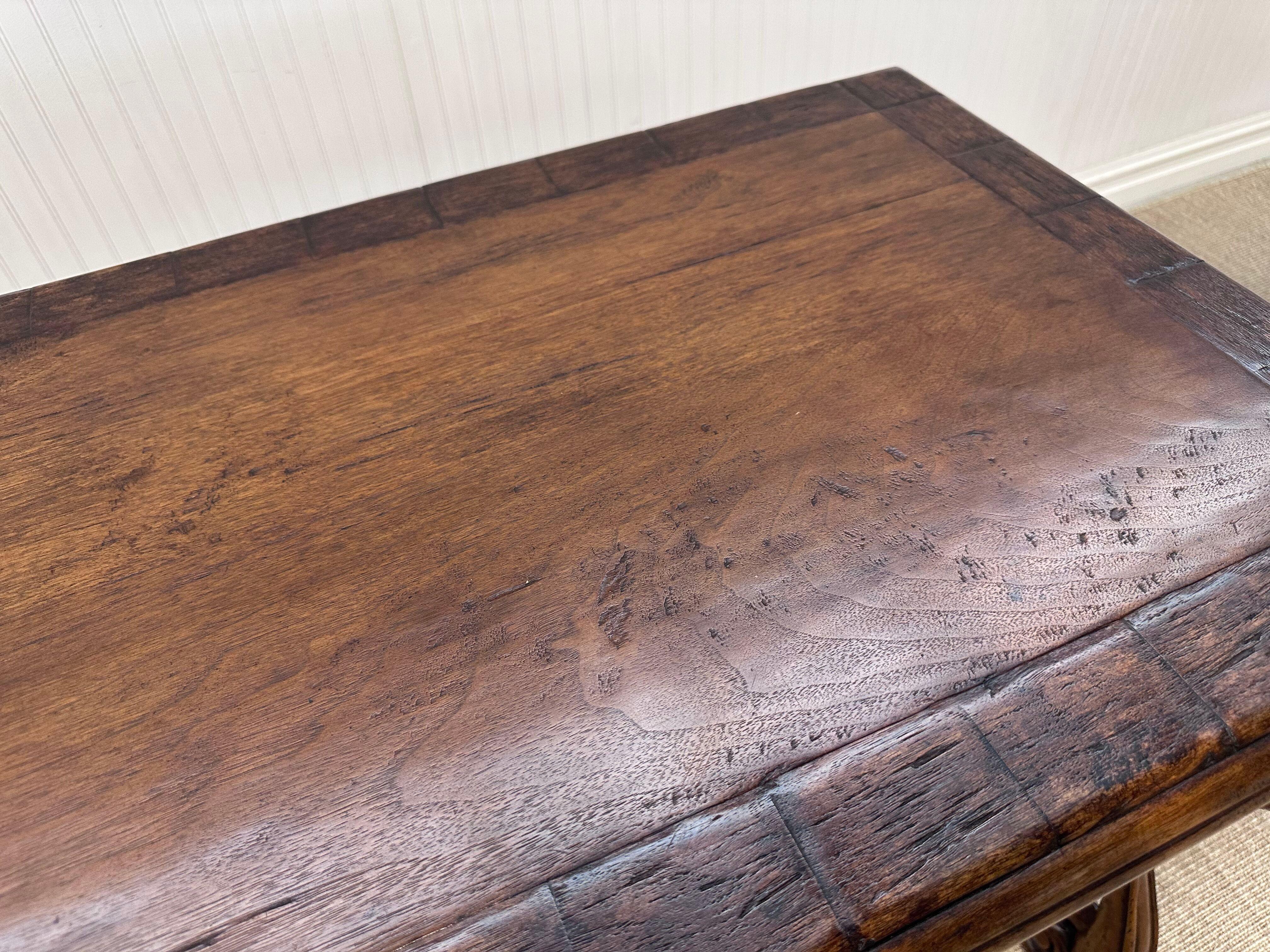 European Style Carved Walnut Writing Desk en venta 8