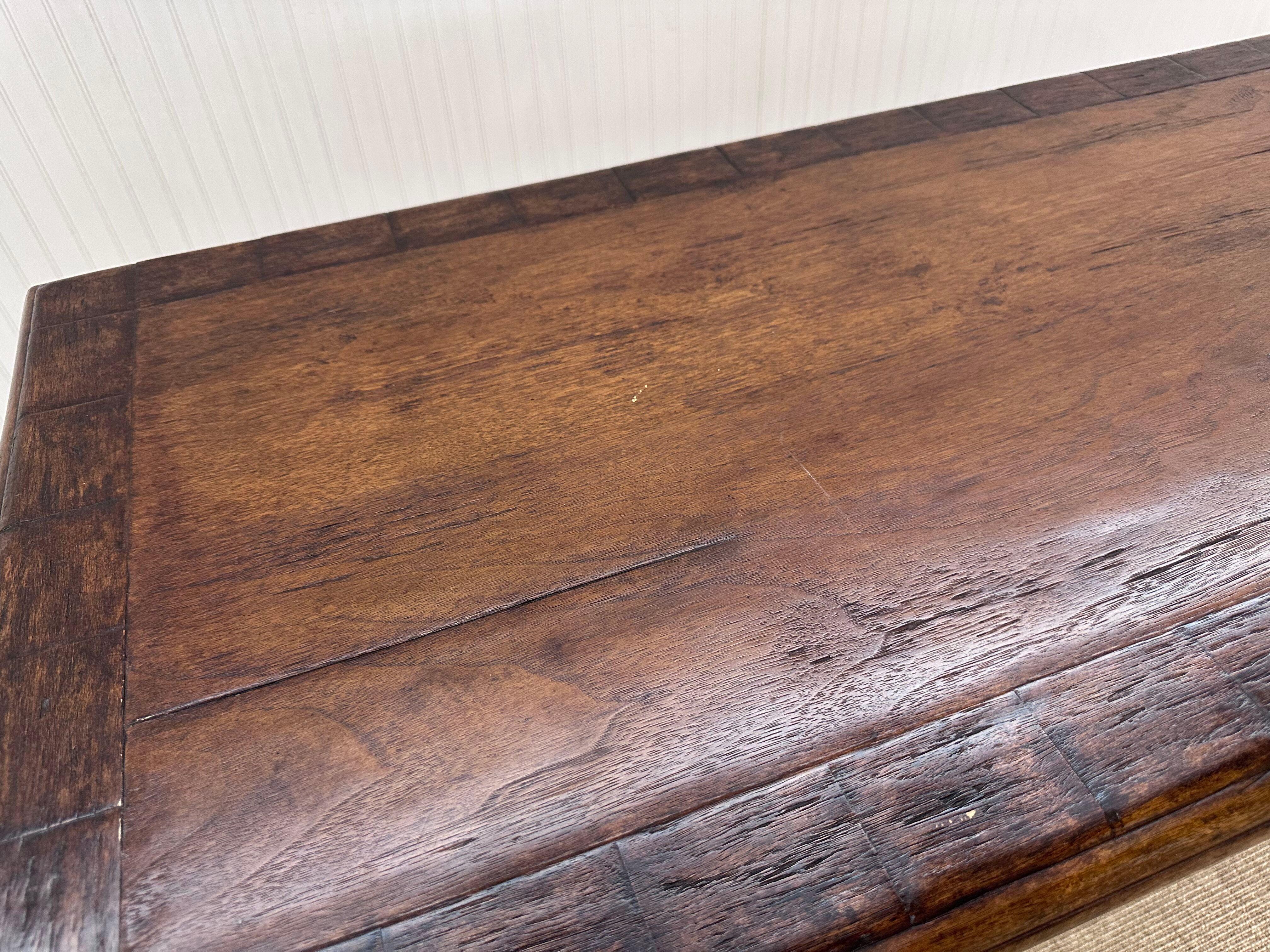 European Style Carved Walnut Writing Desk en venta 9