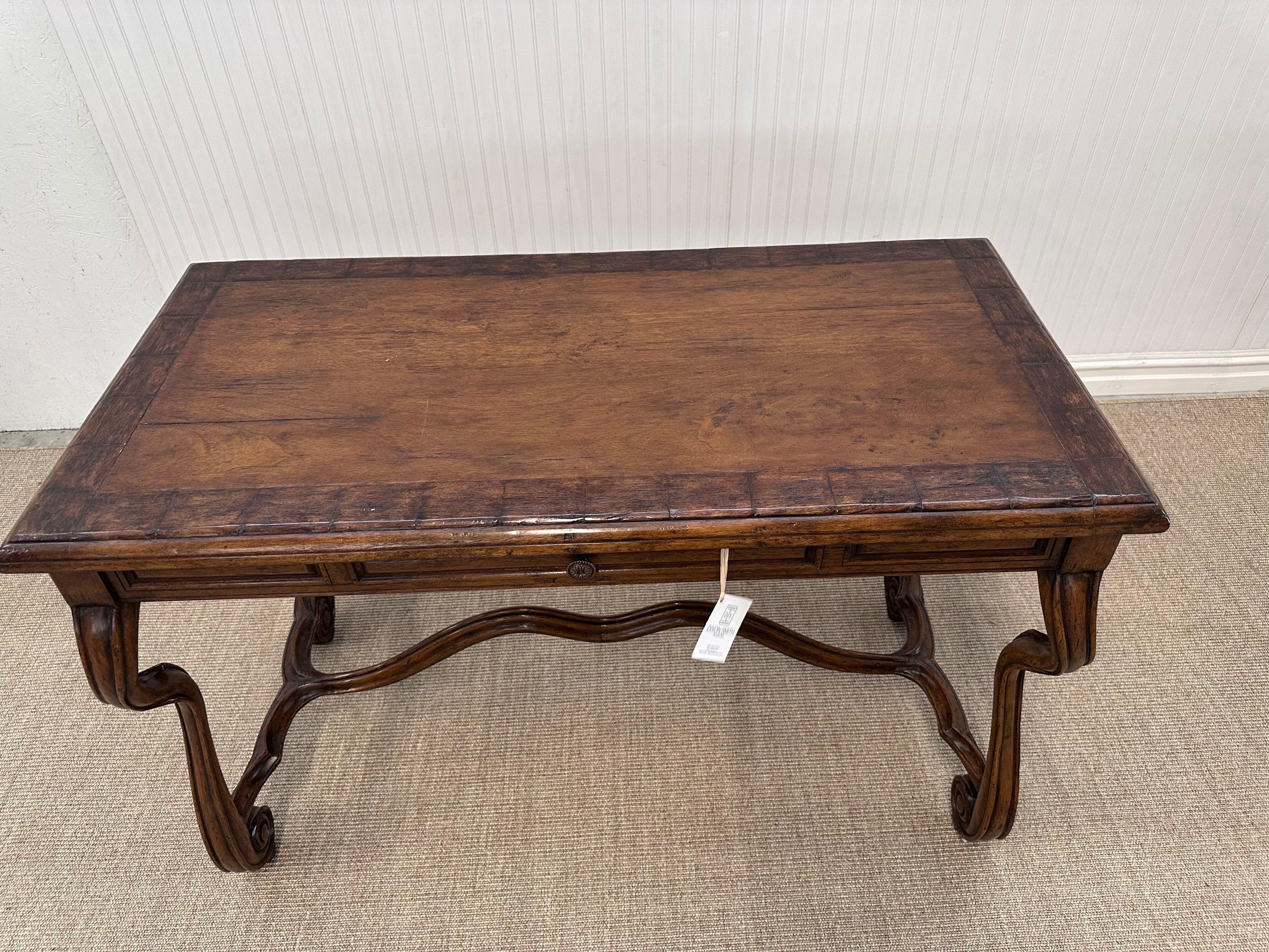 European Style Carved Walnut Writing Desk en venta 10